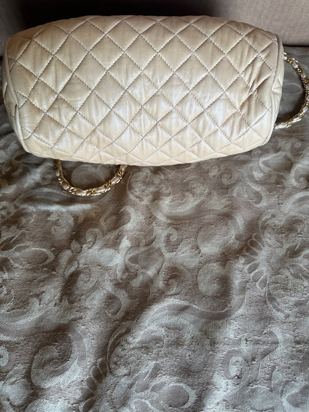 Quilted Cream Crossbody Bag with Gold Chain Strap - Picture 4 of 6